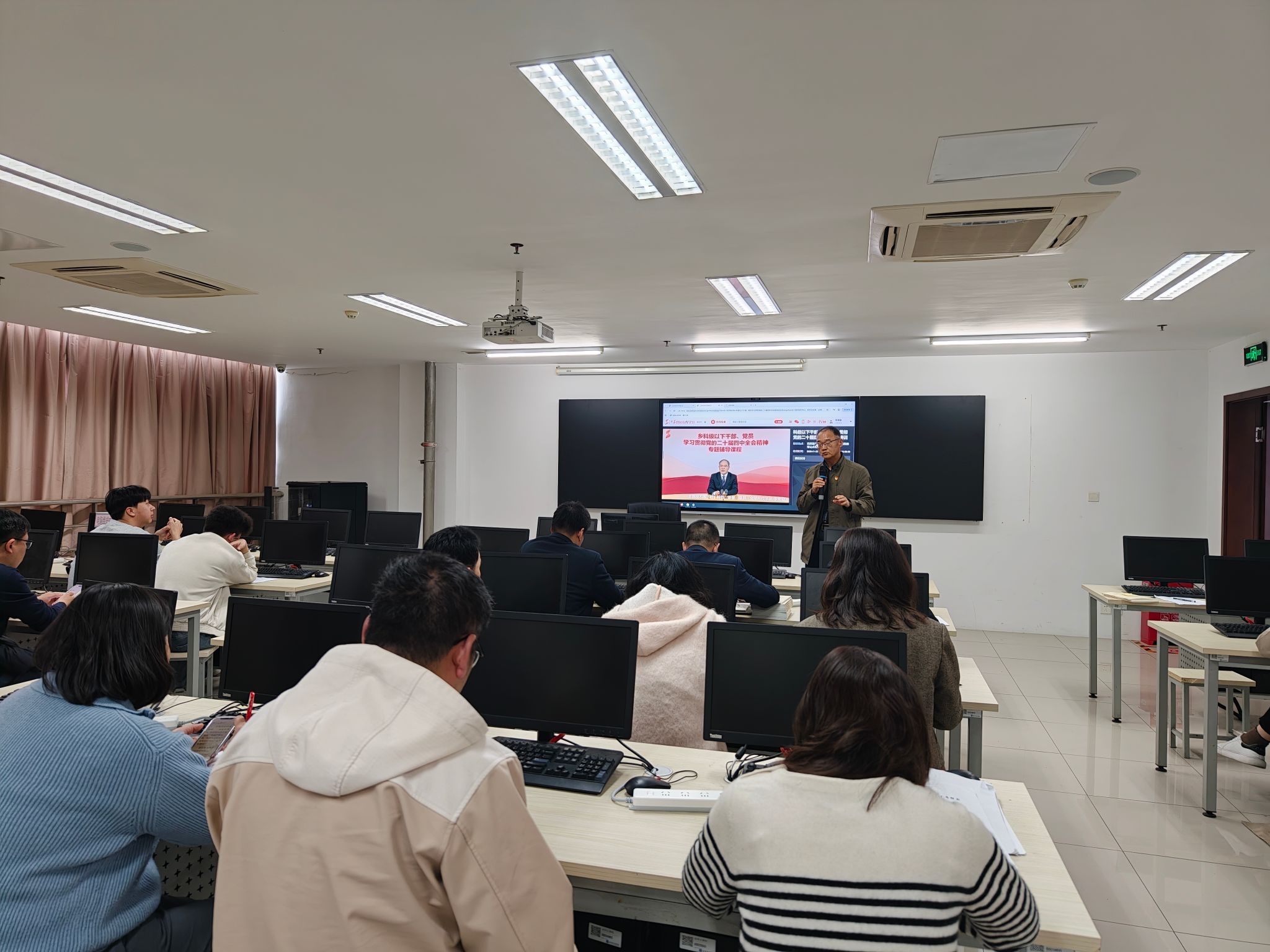计算机公司召开师生党员大会, 践行正确...